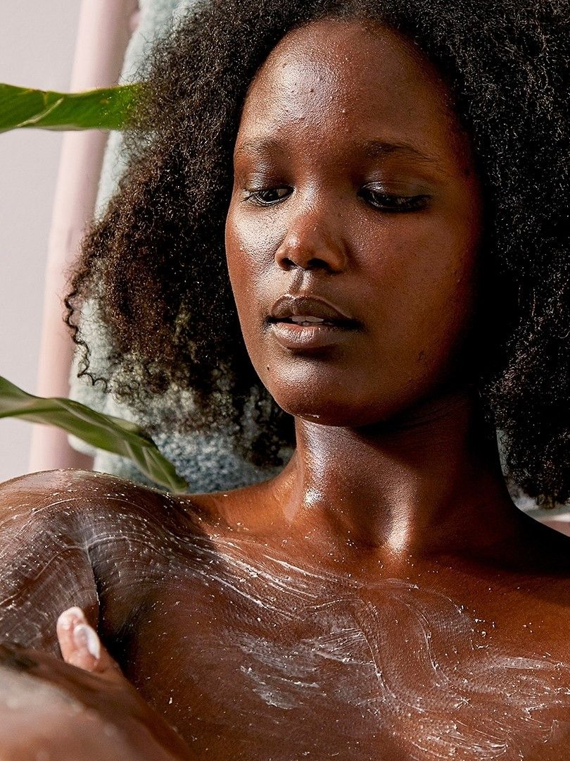 Esfoliante corporal: benefícios e dicas valiosas para usar e escolher o seu